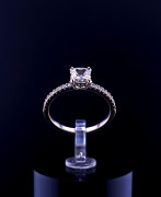 Kuldsõrmus tsirkoonidega