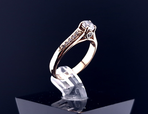 Kuldsõrmus tsirkoonidega