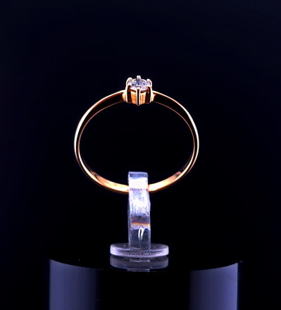 Kuldsõrmus teemantiga