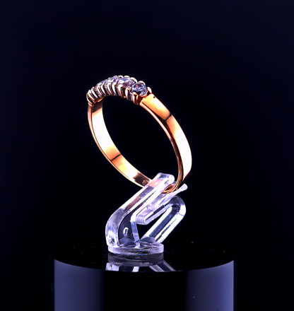 Kuldsõrmus tsirkoonidega