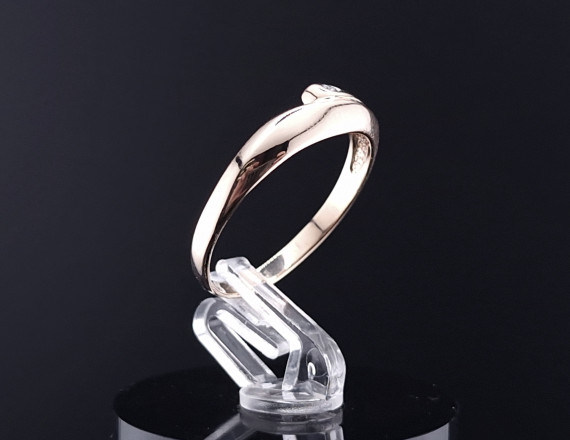 Gold ring with diamond