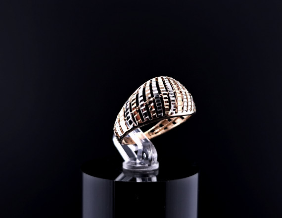 Gold ring 