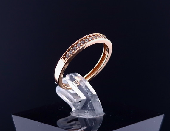 Kuldsõrmus tsirkoonidega