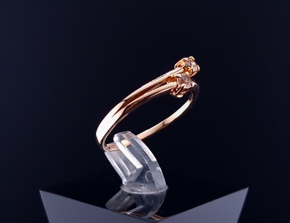 Gold ring with zircons