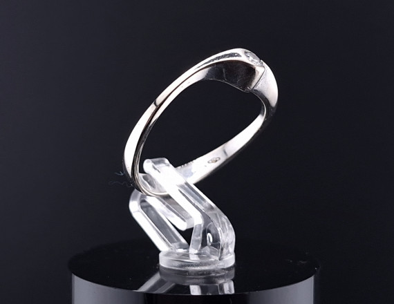 Gold ring with diamond