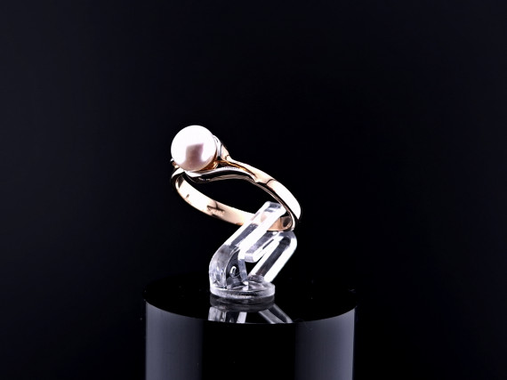 Золотое кольцо с жемчугом