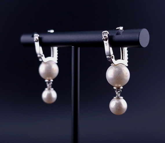 Silver earrings with pearls