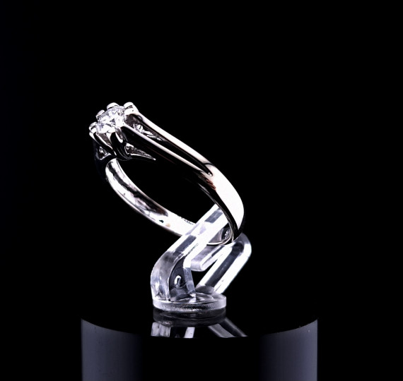 Золотое кольцо с бриллиантом