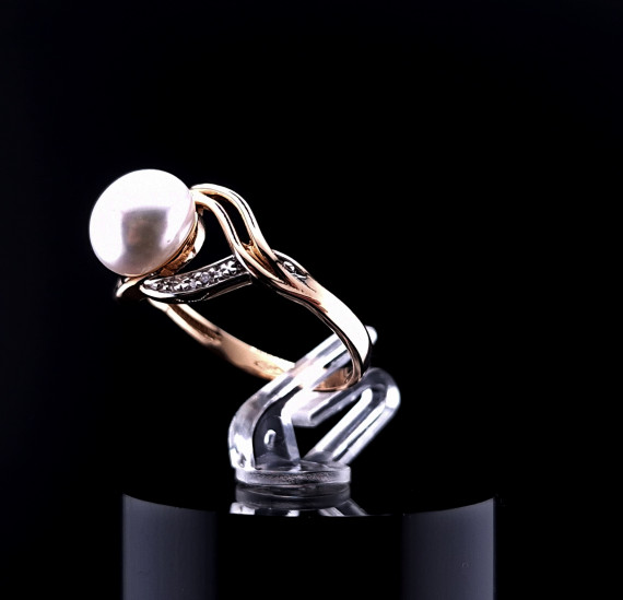 Gold ring with zircons and pearls
