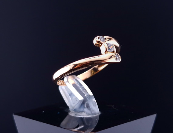 Золотое кольцо с цирконами