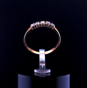 Kuldsõrmus tsirkoonidega