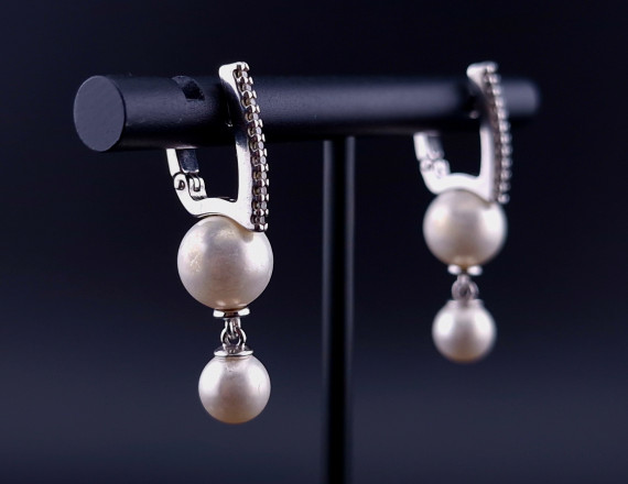 Silver earrings with pearls
