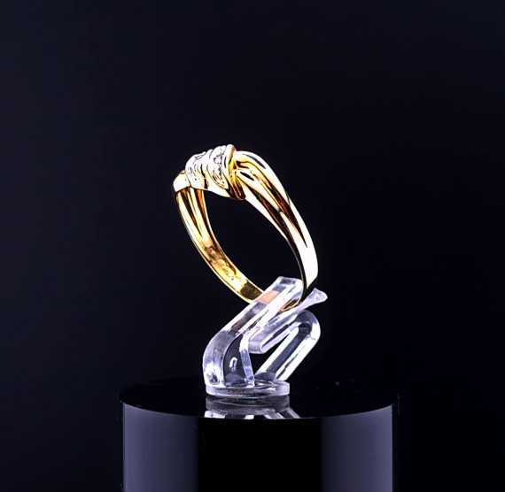 Gold ring with diamonds