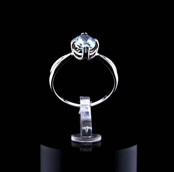 Hõbesõrmus värvilise kivikesega