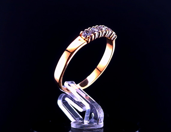 Kuldsõrmus tsirkoonidega