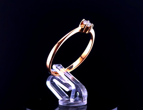 Kuldsõrmus teemantiga