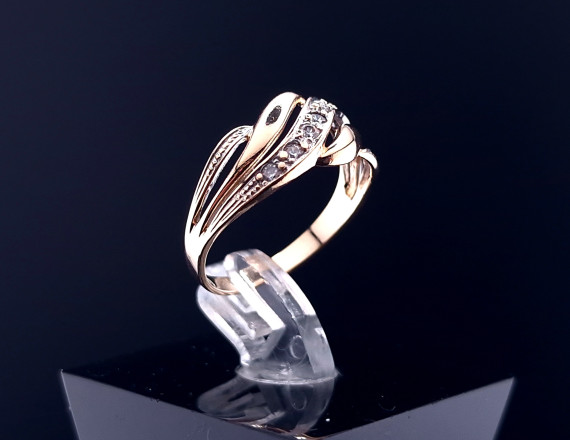 Kuldsõrmus tsirkoonidega