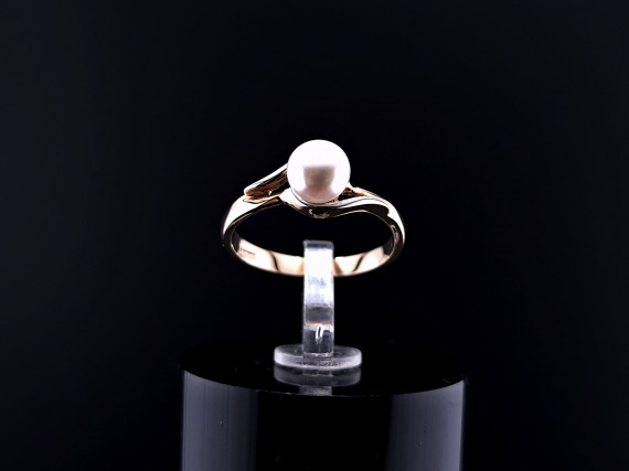 Золотое кольцо с жемчугом