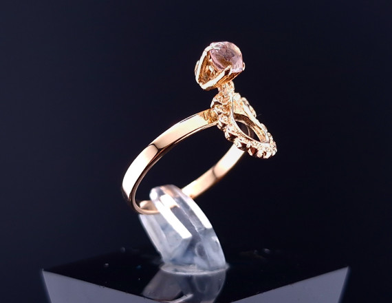 Винтажное золотое кольцо с цветным камнем