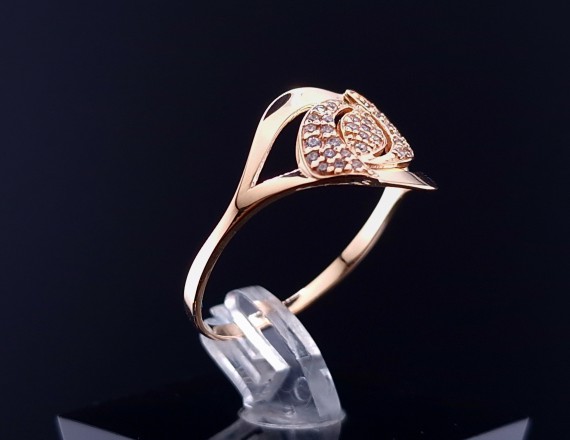 Gold ring with zircons