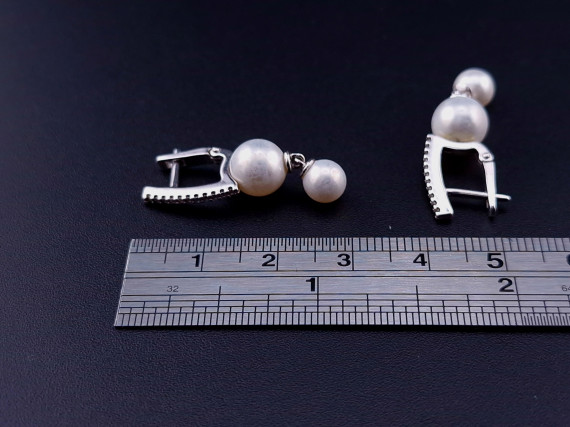 Silver earrings with pearls