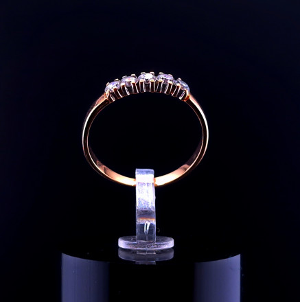 Kuldsõrmus tsirkoonidega