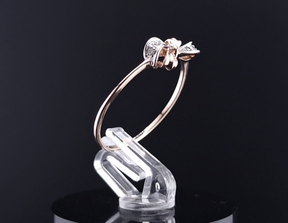 Gold ring with zircons