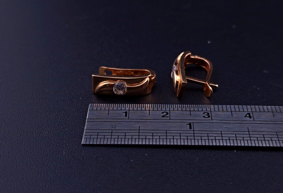 Gold earrings with zircons