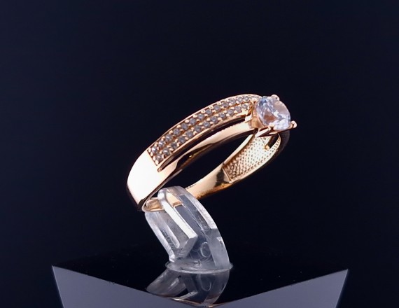 Gold ring with zircons