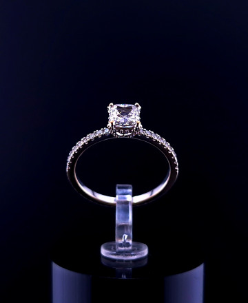 Kuldsõrmus tsirkoonidega