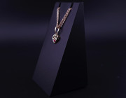 Kuldripats värvilise kivikesega