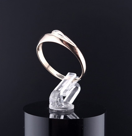Gold ring with diamond