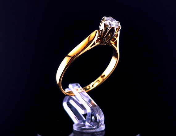 Kuldsõrmus teemantiga