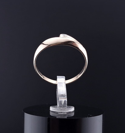 Gold ring with diamond
