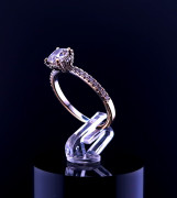 Kuldsõrmus tsirkoonidega