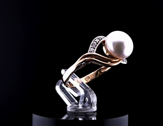 Gold ring with zircons and pearls
