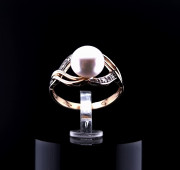 Gold ring with zircons and pearls