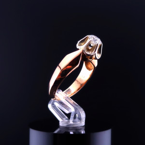 Gold ring with diamond