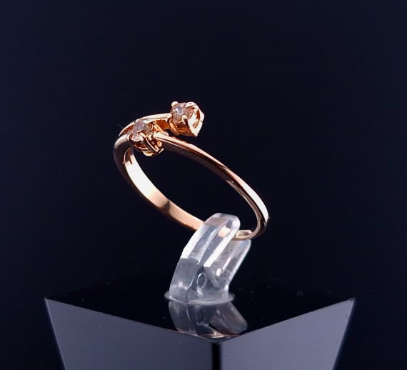 Gold ring with zircons