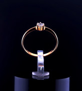 Kuldsõrmus teemantiga