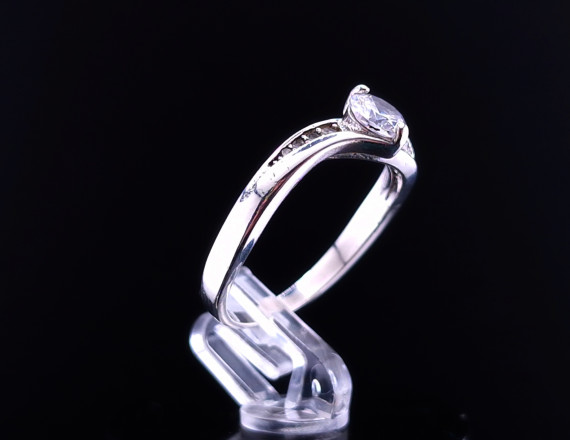 Серебряное кольцо с цирконами