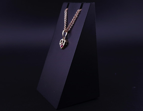 Kuldripats värvilise kivikesega