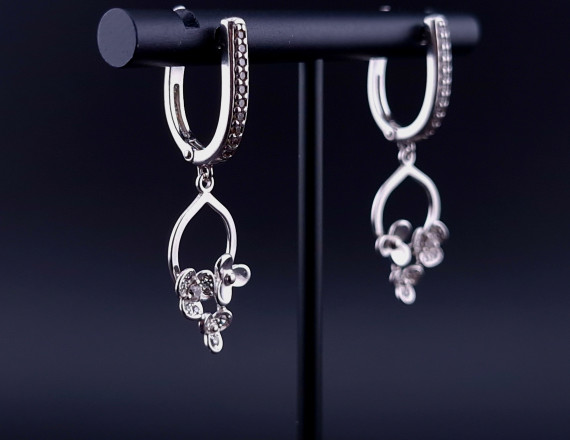 Silver earrings with zircons