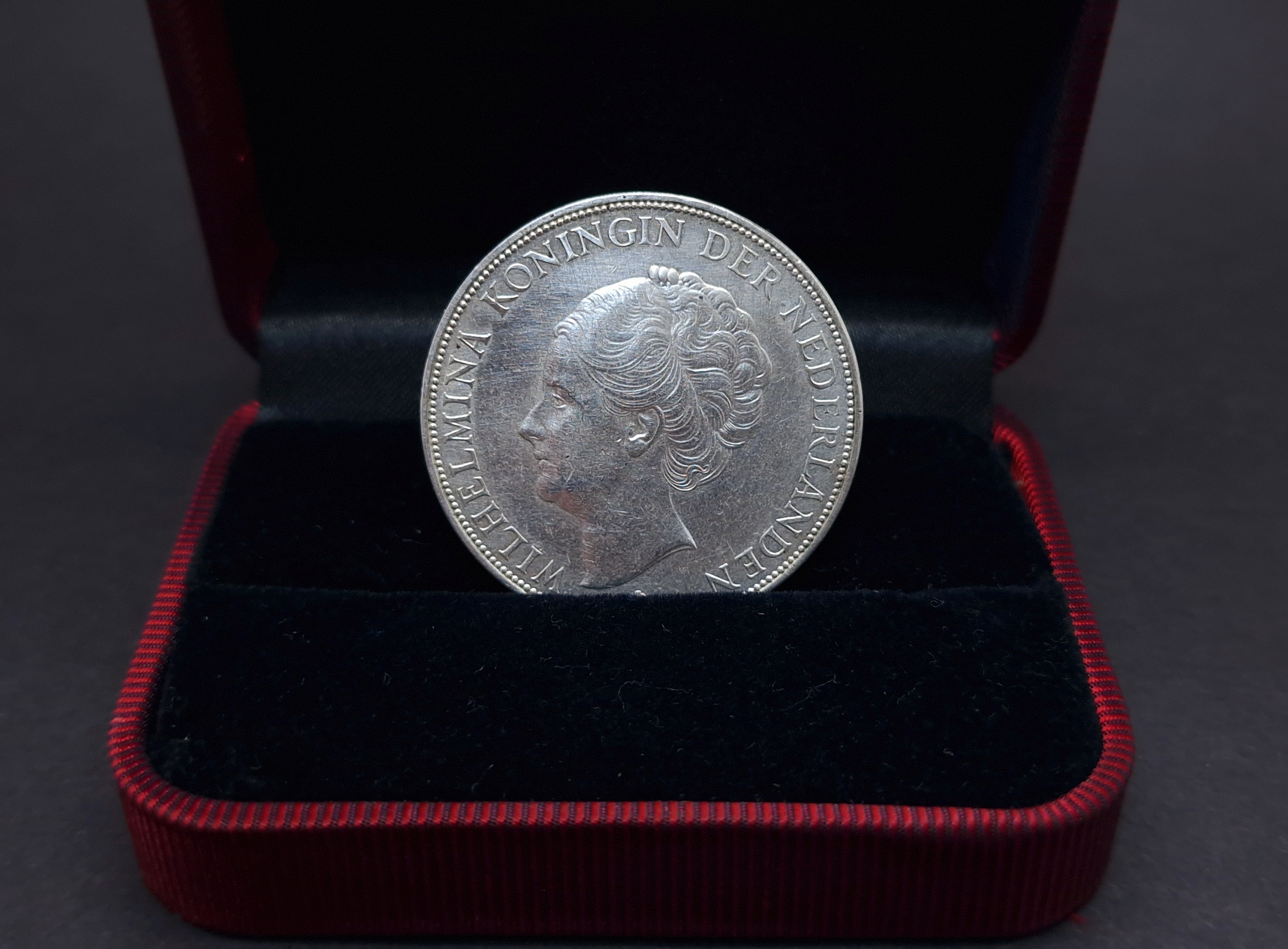 Silver coin Netherlands 2 1/2 Gulden Wilhelmina 1939