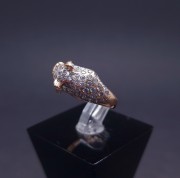 Kuldsõrmus värviliste kivikestega