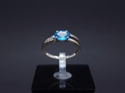 Gold ring with zircons and colored stone