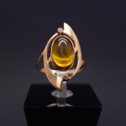 Vintage gold ring with amber