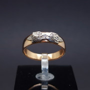 Gold ring with diamonds