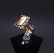 Gold ring with zircons