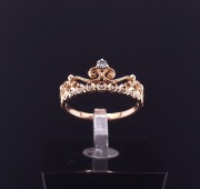 Gold ring with diamonds